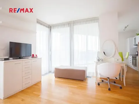 Prodej bytu 1+kk, Praha - Žižkov, Ke kapslovně, 38 m2