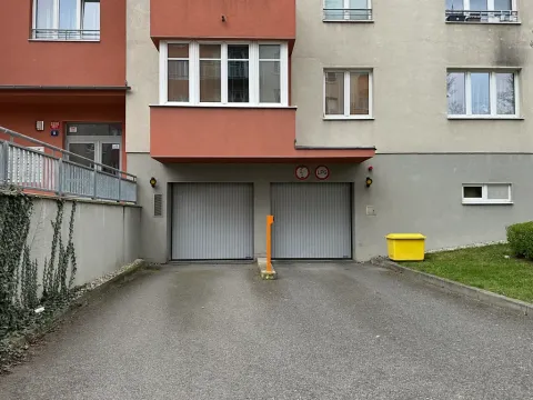 Pronájem garážového stání, Praha - Záběhlice, Mikanova, 17 m2