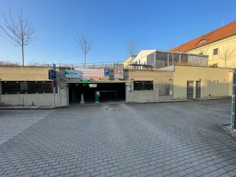 Pronájem garážového stání, Hradec Králové, Plácelova, 15 m2