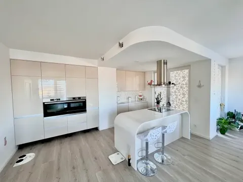 Pronájem bytu 4+kk, Praha - Strašnice, Zvěřinova, 117 m2