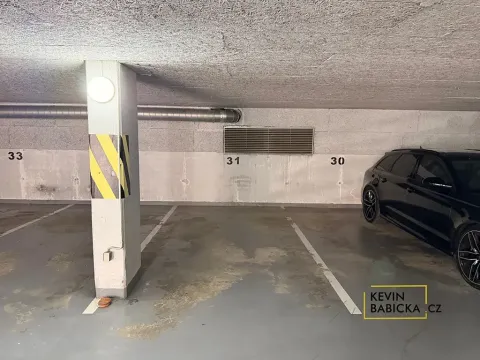 Pronájem garážového stání, Brno, Kosmova, 13 m2