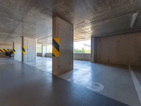 Pronájem garážového stání, Praha - Libeň, Novovysočanská, 15 m2